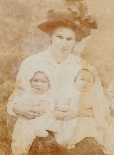 Viaţa bate filmul! Două surori gemene au împlinit 100 de ani: secretul longevităţii e "munca grea"