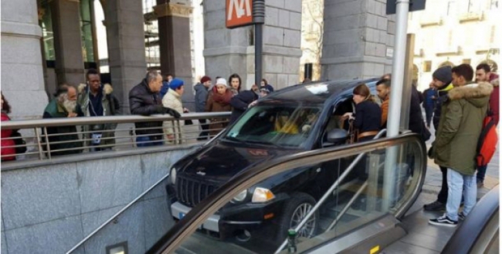 Incident şoc la metroul din Milano. Cum a rămas blocată o maşină - FOTO 