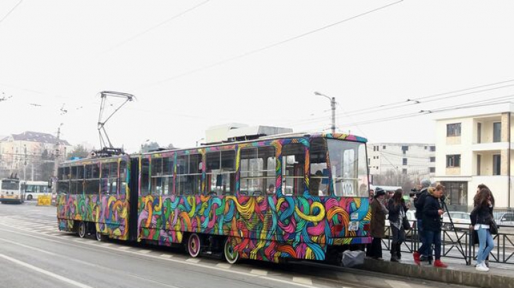 Un tramvai colorat, pictat cu graffiti, va circula în Cluj-Napoca