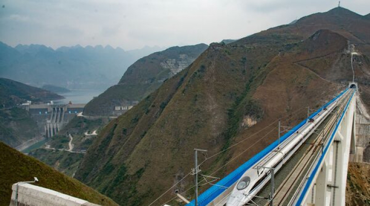China a construit cel mai înalt pod din lume. Imagini spectaculoase! 