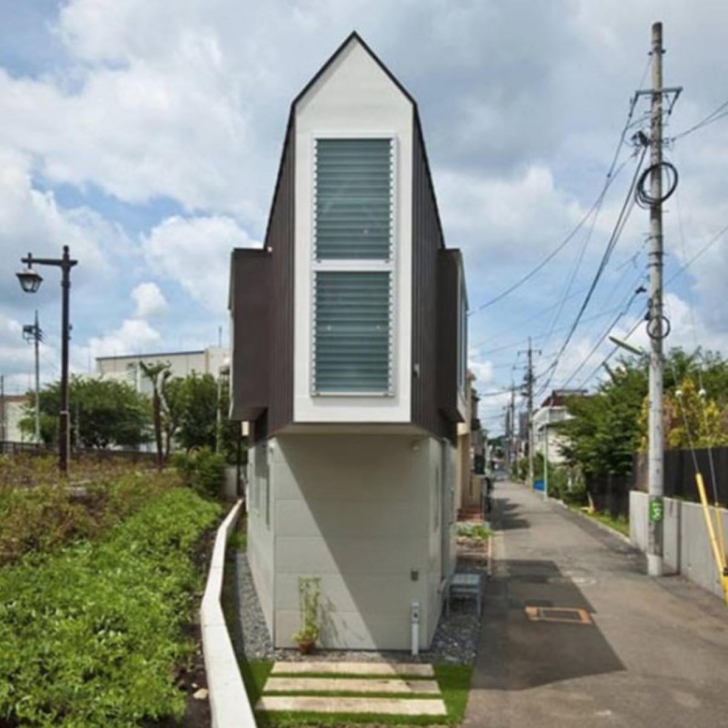 Cum arată în interior această casă ciudată, în formă triunghiulară. Se locuieşte în lux