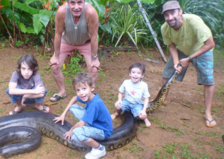 Au obligat copiii să stea cu fundul pe o anaconda vie. Cum a reacţionat reptila e groaznic