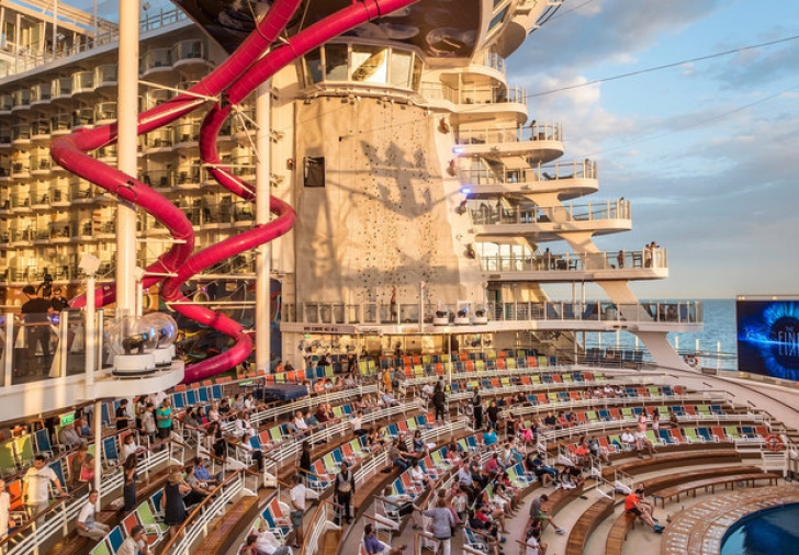 Cum arată viaţa la bordul celei mai mari nave de croazieră din lume