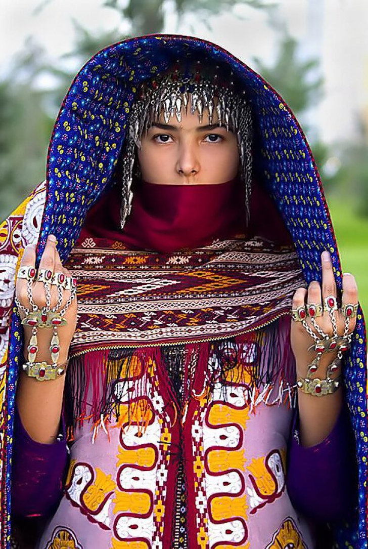Cele mai extravagante rochii de mireasă din lume, din diferite culturi. La noi, ritualul e simplist
