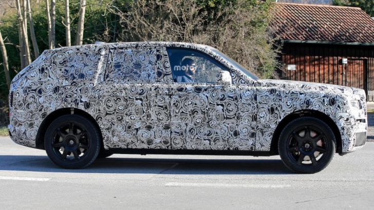 Au prins camuflat pe străzi primul SUV din istoria Rolls-Royce. Cum arată maşina