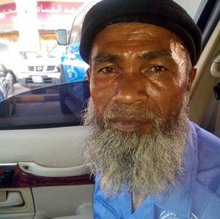 Toți au râs de un cerșetor care se holba la vitrina cu bijuterii. A urmat o lovitură de teatru...ȘOC