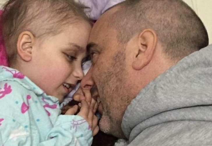 După chimioterapie, această fetiță a rămas cu o singură geană. Povestea ei e impresionantă