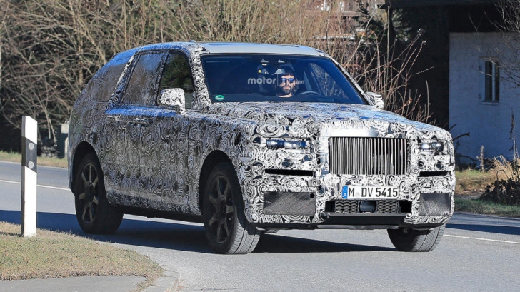 Au prins camuflat pe străzi primul SUV din istoria Rolls-Royce. Cum arată maşina