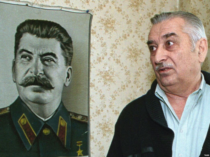 A murit nepotul lui Stalin. Cine a fost el şi cât de mult semăna cu temutul dictator
