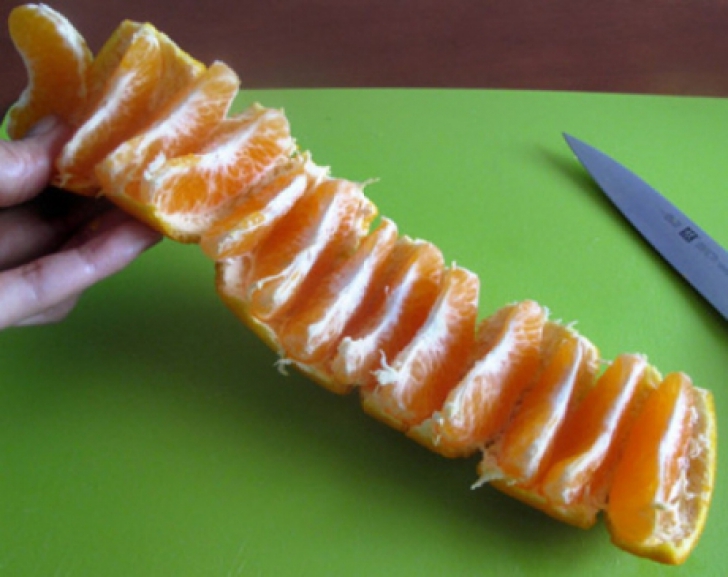 Cea mai uşoară şi rapidă metodă de a curăţa portocale şi mandarine