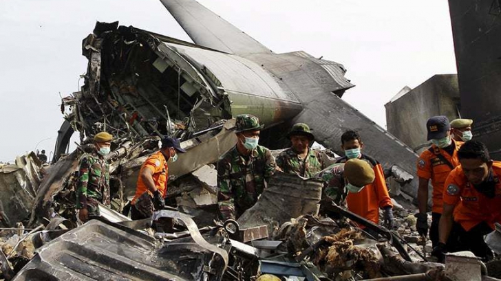 Un avion militar s-a prăbușit în Indonezia: Toate cele 13 persoane aflate la bord au murit