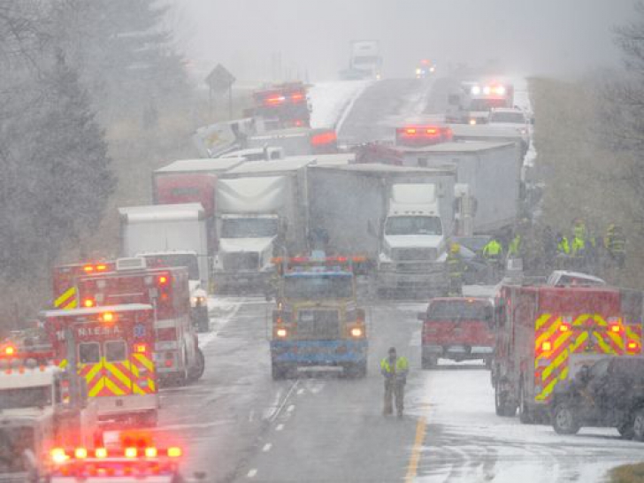 Accident în lanţ pe o şosea din SUA: 40 de maşini implicate, trei morţi şi zeci de răniţi