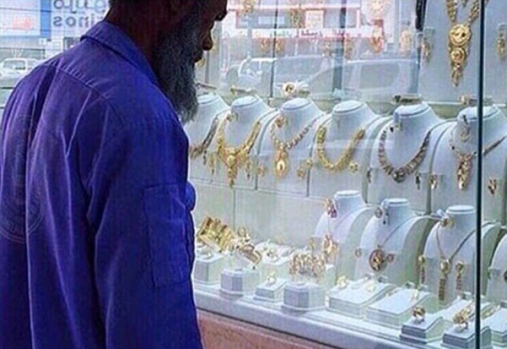 Toți au râs de un cerșetor care se holba la vitrina cu bijuterii. A urmat o lovitură de teatru...ȘOC