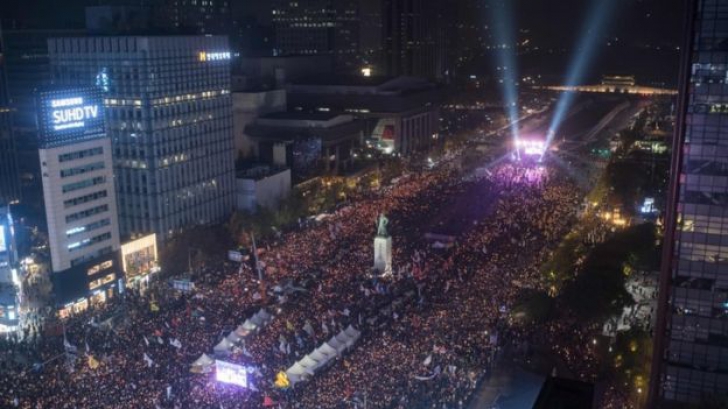 Sute de mii de oameni au ieşit din nou în stradă în Coreea de Sud