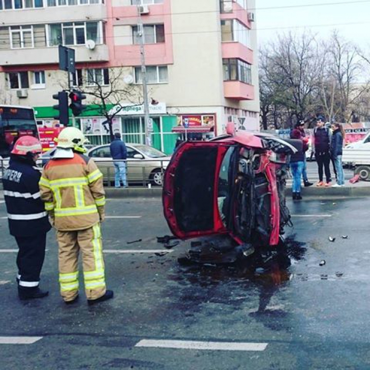 Accident grav în București. Două persoane au ajuns la spital