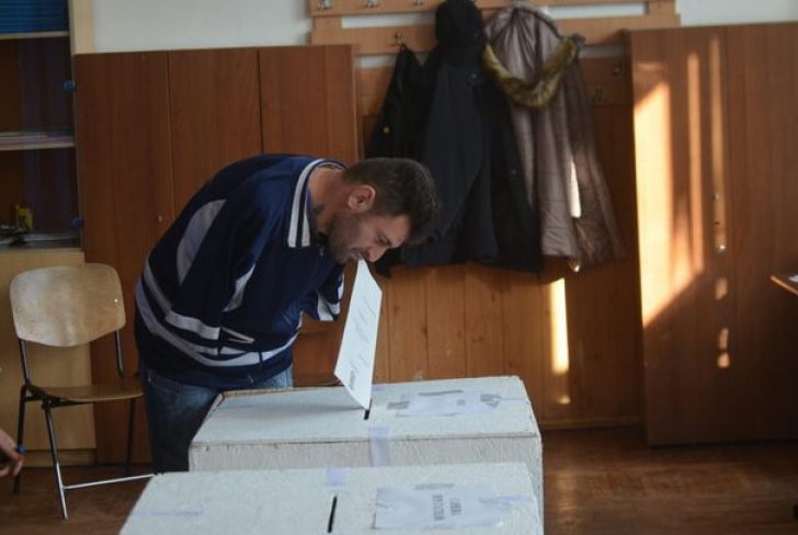 Alegeri parlamentare 2016. Fotografia zilei: un bărbat fără mâini a mers la vot