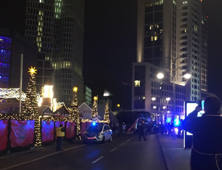 Alertă la Berlin. Un camion a intrat în mulţime, la un târg de Crăciun. Un mort şi mai mulţi răniţi