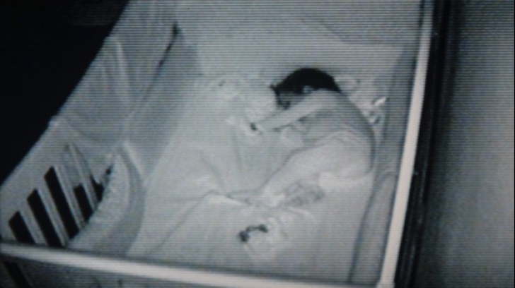 A montat o cameră ascunsă în dormitorul bebelușului. Când a văzut ce se întâmpla noaptea, a leșinat