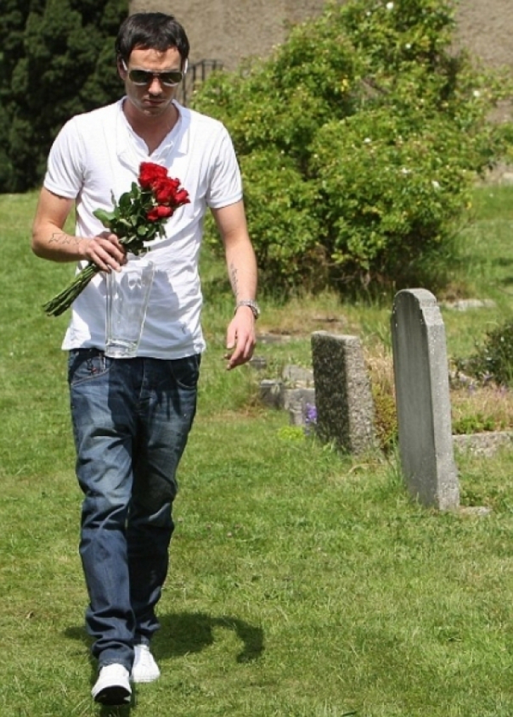 Și-a îngropat soția și îi ducea des flori la mormânt. A deschis televizorul și a împietrit 