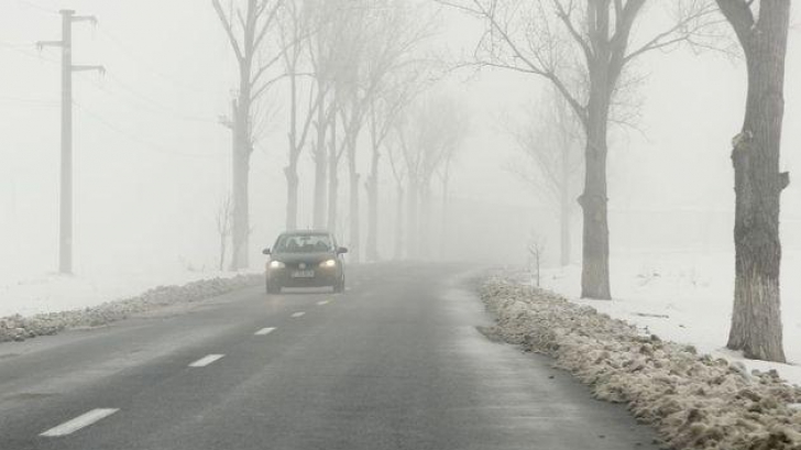Atenţie şoferi! A fost emis un nou cod galben de ceață și polei în trei județe