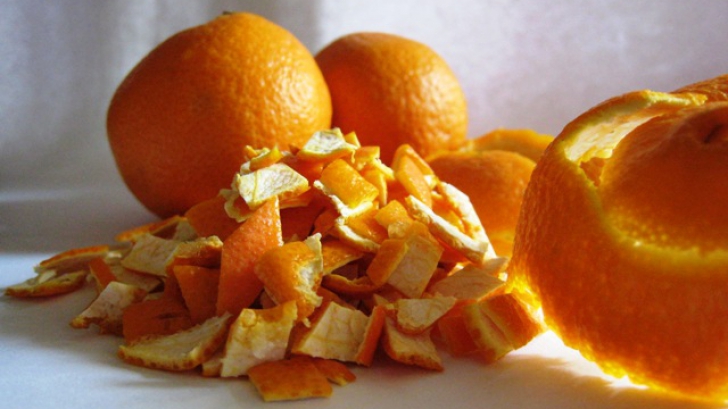 Nu aruncați cojile de portocale! Iată ce conțin