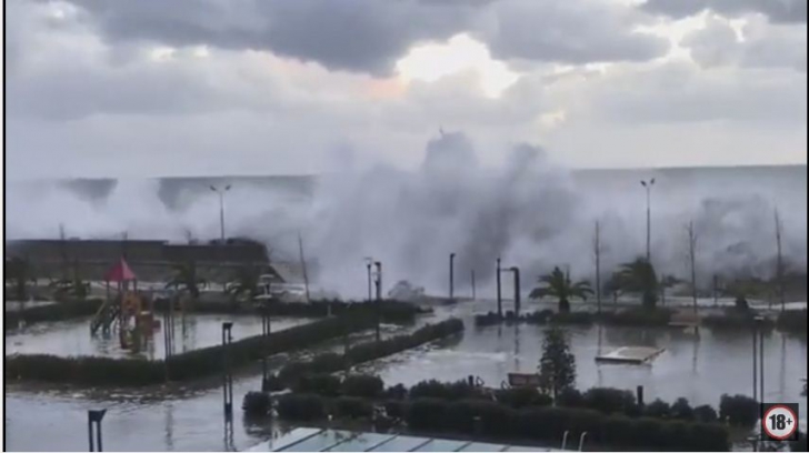 Staţiune de la Marea Neagră - măturată de o tornadă puternică, cu valuri de 5 metri