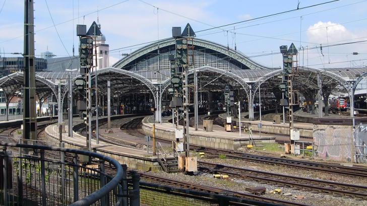 Alertă în Germania. Gara din Köln, evacuată după o amenințare falsă cu bombă