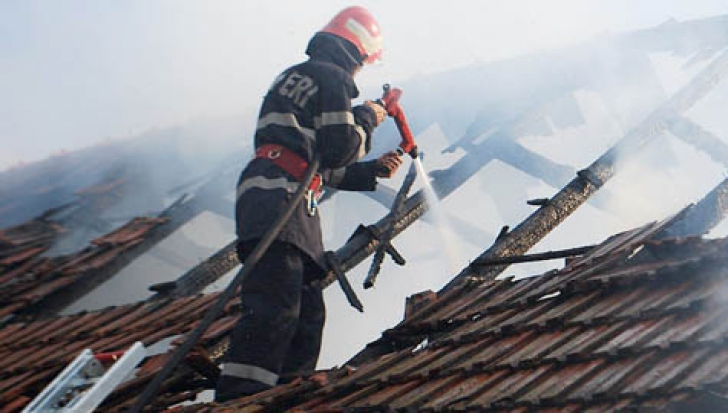 Incendiu PUTERNIC la o pensiune din Caraş-Severin! Turiştii şi angajaţii au fost evacuaţi 