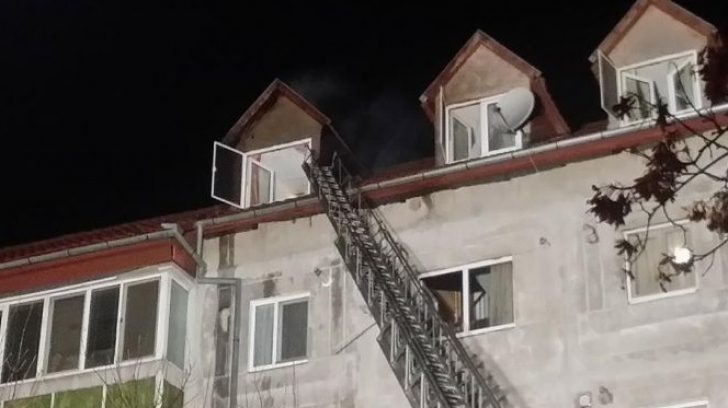 Panică în Timişoara! Incendiu la mansarda unui bloc: zeci de oameni, evacuaţi