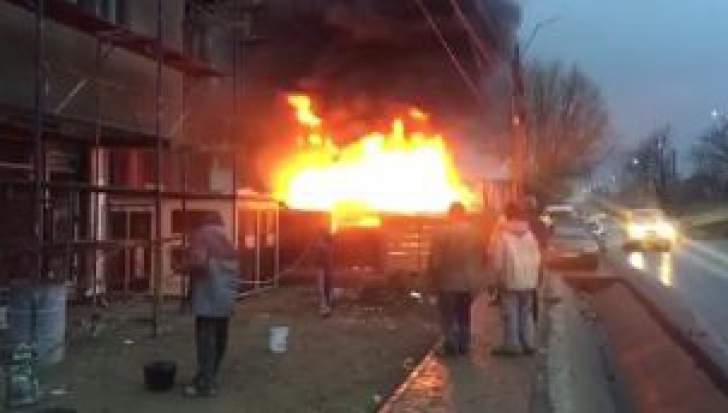 Incendiu puternic pe un şantier în Iaşi 