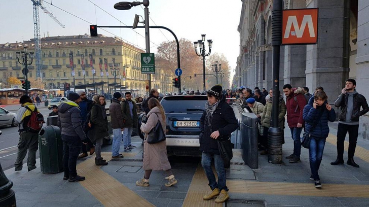 Incident şoc la metroul din Milano. Cum a rămas blocată o maşină - FOTO 