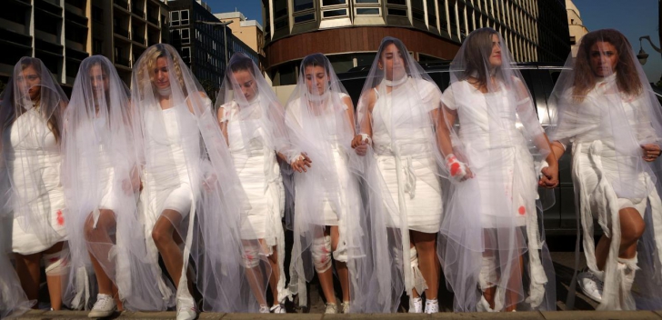 Femeile din Liban, protest în rochii de mireasă pline de sânge. Motivul e o lege aberantă