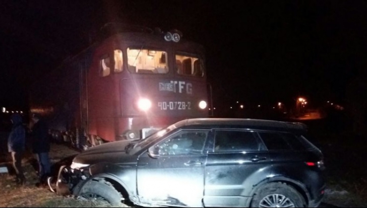 Autoturism lovit de tren în zona Gării Bucureştii Noi. A ajuns sub partea din faţă a locomotivei