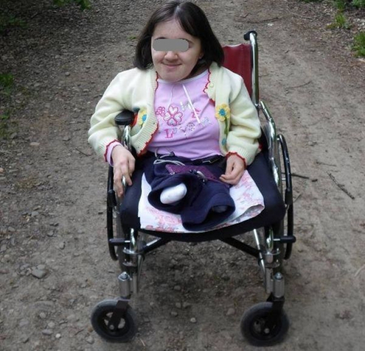 "Fetiţa cu oasele de sticlă", operată acum 10 ani de Burnei, are un mesaj cutremurător