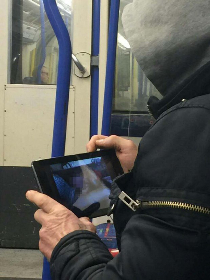 A urcat în metrou şi a dat play pe tabletă. Călătorii au rămas dezgustaţi 