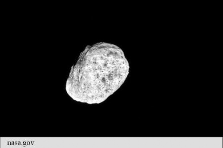 Fotografia ZILEI vine de la NASA. Hyperion, haotica lună a lui Saturn 