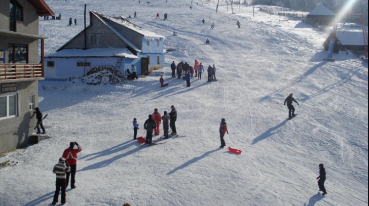 Raiul iubitorilor de schi! Zăpadă între 30 și 80 de centimetri pe pârtiile din Parâng şi Straja 