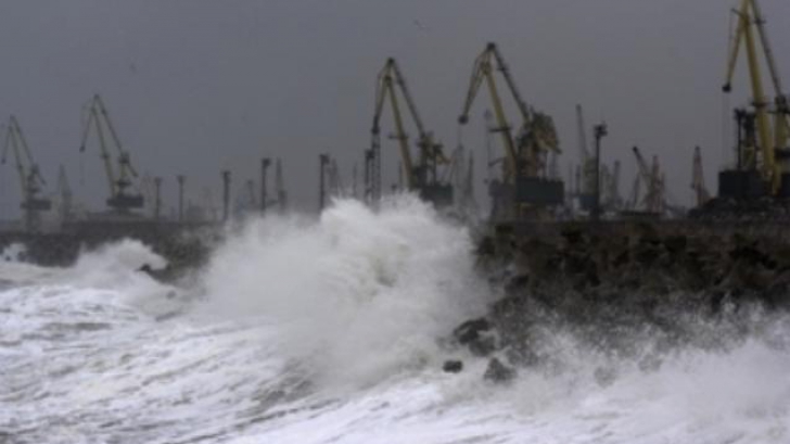 Constanța: Activitatea în porturile maritime, suspendată din cauza furtunii