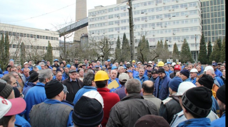 Protest spontan în Hunedoara! Zeci de persoane de la termocentrala Mintia își cer drepturile