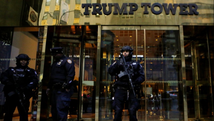 ALERTĂ în SUA! Individ înarmat, arestat de agenţi Secret Service la intrarea în Turnul Trump