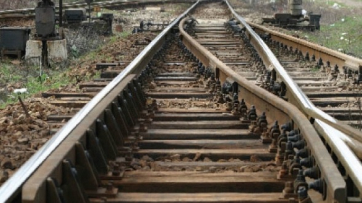 Locomotiva unui tren cu 60 de pasageri a deraiat, în judeţul Harghita