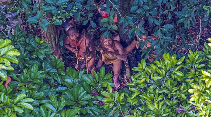 Un fotograf a surprins întâmplător imagini cu un trib izolat care trăiește ca în preistorie 
