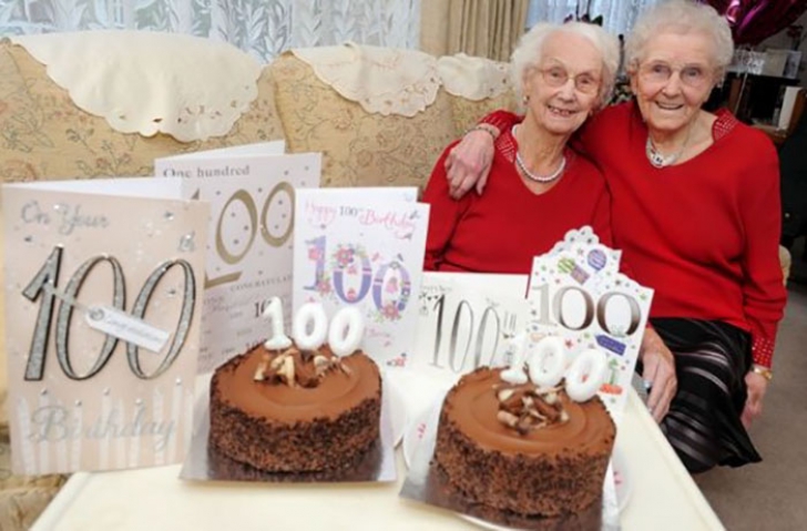Viaţa bate filmul! Două surori gemene au împlinit 100 de ani: secretul longevităţii e "munca grea"
