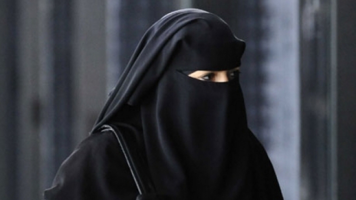 Angela Merkel vrea să interzică vălul islamic în Germania