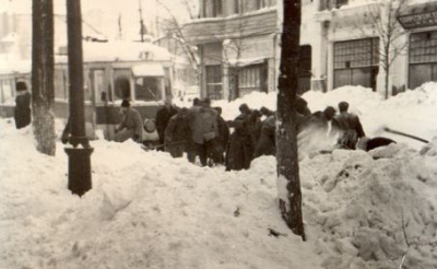 Imagini de la marele viscol din '54. Cea mai cruntă iarnă din Bucureşti. Cum se facea dezăpezirea?