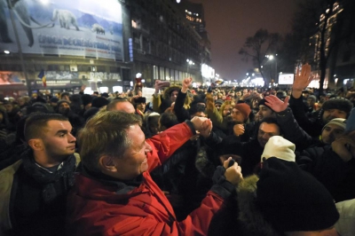 PROTEST ANTI-GRAŢIERE. Zeci de mii de oameni, în stradă: "Corupţia ucide!" Iohannis, la Universitate