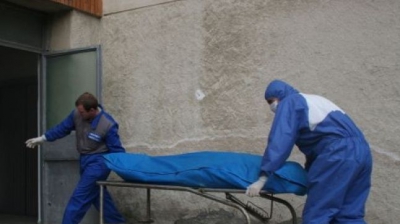 Un bărbat, găsit mort în urma unei intoxicaţii cu monoxid de carbon. Se încearcă salvarea altor două