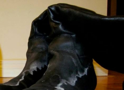 Cum cureţi urmele albe lăsate de zăpadă de pe cizmele de piele şi piele întoarsă. Vor arăta ca noi!