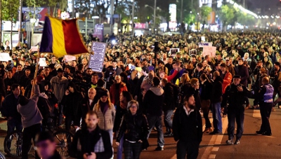 PROTEST ANTI-GRAŢIERE. Zeci de mii de oameni, în stradă: "Corupţia ucide!" Iohannis, la Universitate