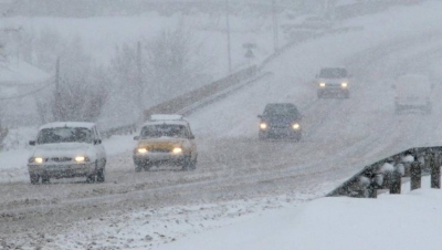 Ce nu trebuie să faceţi c&acirc;nd conduceţi pe timp de iarnă! Greşeala pe care o fac toţi şoferii